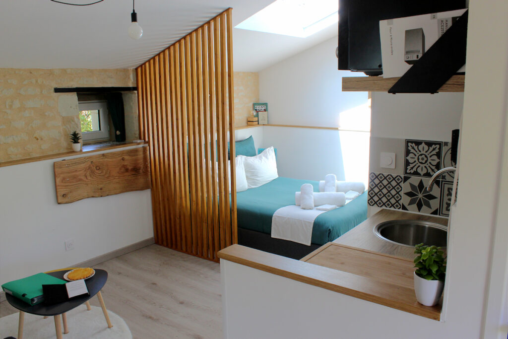 Salon, séjour et chambre avec son lit comfortable 140x190
